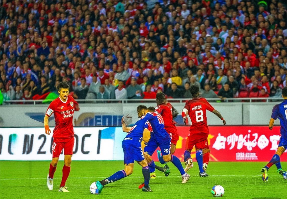 2017中超上港富德巅峰对决：战术解析与精彩瞬间回顾(图2)