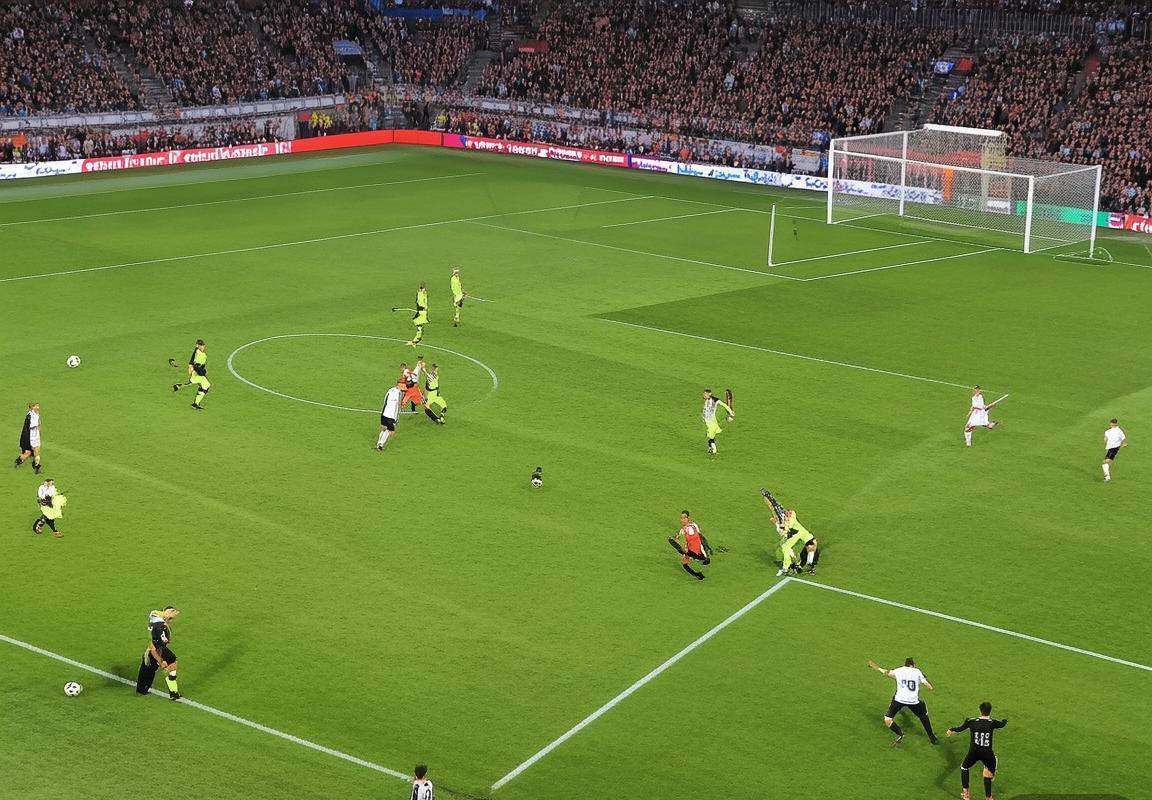 2013年英德友谊赛：激情对决与经典瞬间回顾(图3)