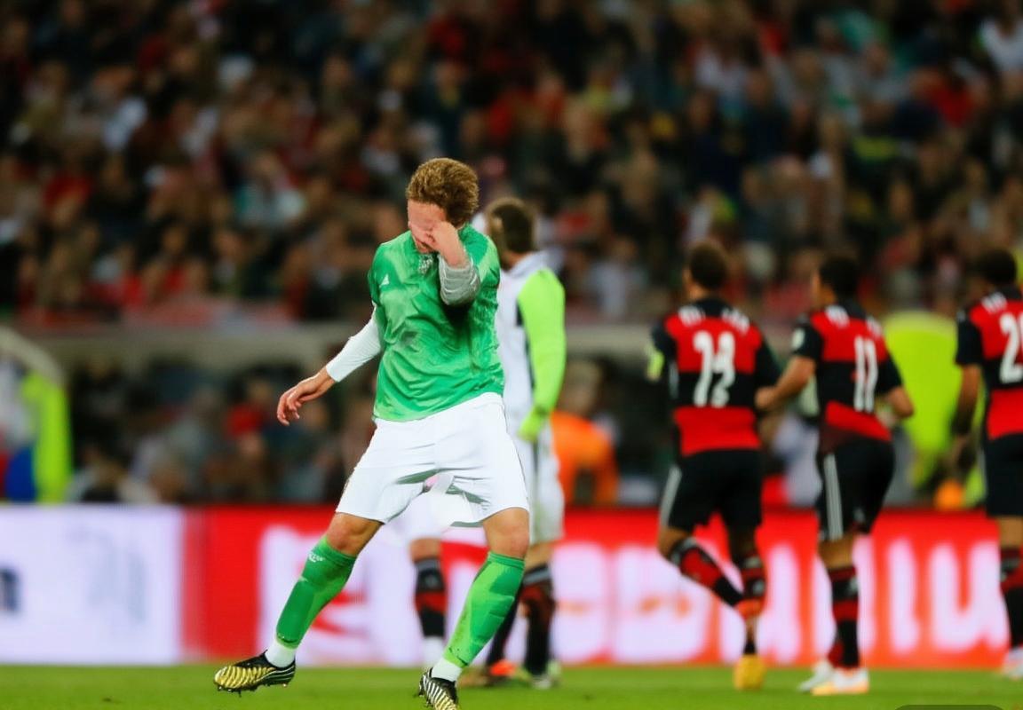 2013年英德友谊赛：激情对决与经典瞬间回顾(图2)